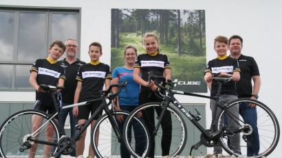 Auch in diesem Jahr unterstützt die Firma Cube die Veranstaltung. Im Bild (von links) Justus Korf, Rainer Luda (Vorsitzender RSC Marktredwitz), Lukas Herfort, Terese Knoll von Cube, Eva Leidl, Lukas Göschel und Olaf Korf. 	Bild: fpoz