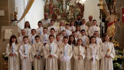 27 Kinder feiern mit Pfarrer Ludwig Gradl, Praktikant Thomas Probst und Gemeindereferent Anton Rauch (Hinten v.r.) einen erhebenden Gottesdienst zur Ersten Heiligen Kommunion.