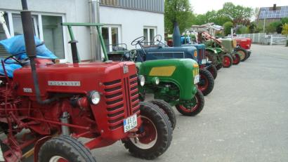 Die vorgefahrenen alten Schlepper, wie Hanomag, Lanz, Holder, Mc Cormick, Eicher und Güldner lockten gleich mehrere Zaungäste an.