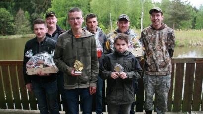 Sachpreise und Siegertrophäen sicherten sich die Besten beim traditionellen Anangeln des Wiesauer Fischereivereins. Vorsitzender Mattias Zwerenz (2. von links) schloss sich den Glückwünschen an. Im Bild (von links): Kevin Köppl, 2. Vorsitzender Matthias Zwerenz, Jeremia Froschauer, Sven Köppl, Justin Gebhardt, Thorsten Köppl und 1. Vorsitzender Thomas Ritter. Bild: wro