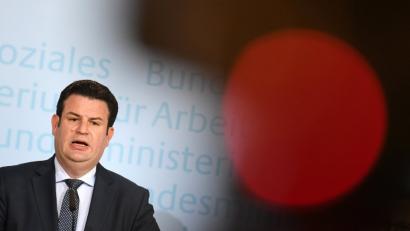 Bild: dpa
Bundessozialminister Hubertus Heil (SPD) stellt während einer Pressekonferenz die Vorsitzenden der Rentenkommision vor. Mit der Rentenkommission will die Koalition die Weichen für die Altersvorsorge in Deutschland ab 2025 stellen. Foto: Ralf Hirschberger/dpa