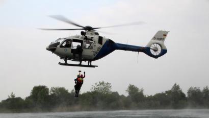 Bild: Alexander Auer
Beeindruckende Bilder: Wasserretter probten mit der Polizeihubschrauberstaffel am Guggenberger Weiher zum Anfang der Badesaison den Ernstfall.
