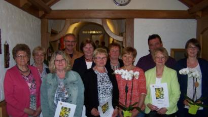 Ausgezeichnete Blumenmütter mit 2. Bürgermeister Richard Leißner und Gartenfachberater Arthur Wiesmet (hinten links)