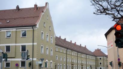 Noch sind viele Fragen zur Sanierung des "Schweigerblock" offen, Bauherrin, Architekt und Landesamt für Denkmalpflege sind in der "Findungsphase". Klar ist jedoch, dass es keine Aufzüge und damit keine Barrierefreiheit für die 33 Wohnungen geben wird, deren Grundrisse nahezu unverändert bleiben sollen.	 Bilder: Schönberger (2)