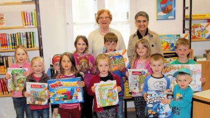 Büchereileiterin Frau Gudrun Jeziorowski (hintere Reihe links) und Doris Flieder stellten den Kindern die neu beschaffenen Artikel vor