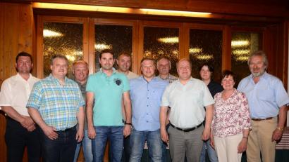 Vorsitzender Herbert Lorenz, Stellvertreter Uli Prem und Patrick Wild, Schriftführer Martin Fuchs und Kassiererin Brigitte Rögner (vordere Reihe von links) führen die Pleysteiner Siedler an.