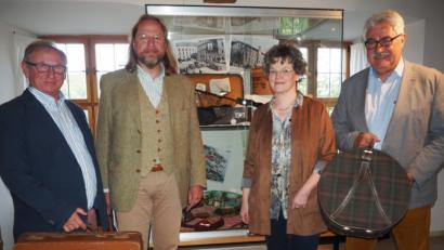 Die Bürgermeister Heinrich Maier (links) und Rupert Troppmann (rechts) haben sich schon ihre Reisekoffer ausgesucht. Museumsleiterin Ursel Wiechert hat die Schau zusammengestellt. Stefan Wolters vom Geschichtspark Bärnau (Zweiter von links) ist ein absoluter Kenner alter Straßen.	Bild: krb