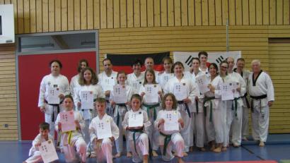 Die erfolgreichen Teilnehmer an der Gürtelprfung der Abteilung Taekwondo des SV Parkstein . David Gregor, Johanna Dagner, Jonas Funk, Luisa Bösl, Leoni Haydn (Vorne von Links), Steffanie Häupl, Leni Götz, Johanna Haydn, Marlena Dagner (Mitte von Links), Joachim Freisleben, Karin Raab, Michael Raab, Eveline Bauer, Marin Janker, Antonia Raab, Laureen Richter, Yaroslav Kraus, Vanessa Kunert, Magdalena Janker, Stephan Hösl, Prüfer Roland Hofbauer, Trainer Manfred Härtl (hinten von link).