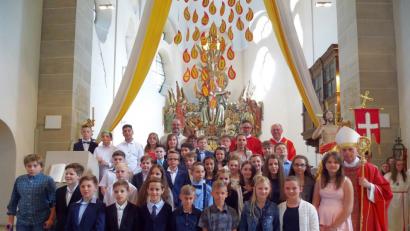 Eine erfreuliche große Schar an jungen Christen empfing heuer durch Weihbischof Reinhard Pappenberger das Sakrament der Firmung in der Pfarrkirche Heilig Dreifaltigkeit.