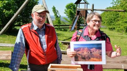 Josef Kohl vom OWV Massenricht und die Georangerin Cäcilia Kastl-Meier, bei einer ihrer anschaulichen Erklärungen