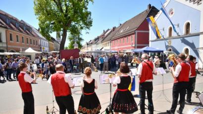 Die Stadtkapelle Pleystein erfreut die Besucher des Kreuzbergmarkts mit einem einstündigen Standkonzert.	Bild: bey