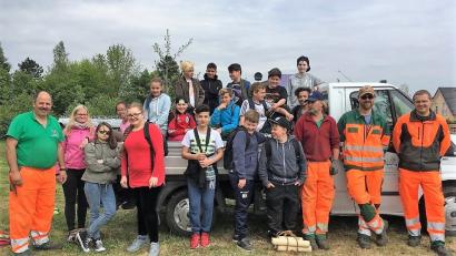 Die Sechstklässler der Grafenwöhrer Mittelschule legen zusammen mit Stadtgärtnermeister Alexander Eismann (links) und Lehrerin Johanna Kuhbandner (daneben) sowie mit Mitarbeitern des Bauhofes eine Streuobstwiese an. 	Bilder: rgr (2)