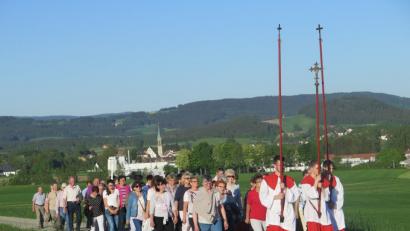 Für das Gedeihen der Feldfrüchte beteten die Kemnather bei der ersten Bittprozession von der Stadtpfarrkirche zur Filialkirche St. Georg nach Oberndorf einen Rosenkranz. 	Bild: jzk