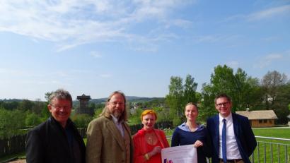Der Geschichtspark Bärnau bekommt mit Dr. Julia Gräf (Zweite von rechts) wissenschaftliche Unterstützung. Die Finanzierung der Stelle übernimmt die Rainer-Markgraf-Stiftung. Darüber freuen sich (von links) Projektleiter Alfred Wolf, wissenschaftlicher Leiter Stefan Wolters, Irene Markgraf, Vorsitzende des Stiftungsrats, und Florian Prosch, Geschäftsführer der Stiftung. 	Bild: rti