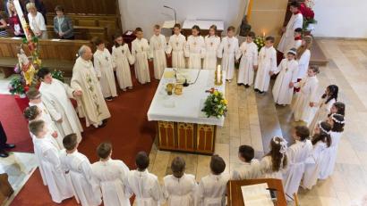 Zur Gabenbereitung versammelten sich die Erstkommunionkinder mit Stadtpfarrer Hans-Peter Bergmann und Gemeindereferentin Barbara Schlosser um den Altar, bevor sie erstmals den Leib des Herrn empfangen durften.
