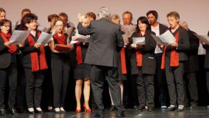Nach der Premierenvorstellung der Dokumentation "Früher oder später" sang der Kirchenchor Schönsee zwei Lieder auf der Bühne des Deutschen Theaters in München. Die 1200 Filmfreunde klatschten begeistert Beifall. 	Bilder: weu (3)