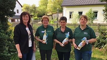 Gaudamenleiterin Angela Petersohn (l.) bedankte sich bei den Dament mit der Meistbeteiliung am Muttertagschie&szlig;en mit einem Pr&auml;sent. v.r. Ulrike Kraus, Erika Rosner und Elfriede Kamm