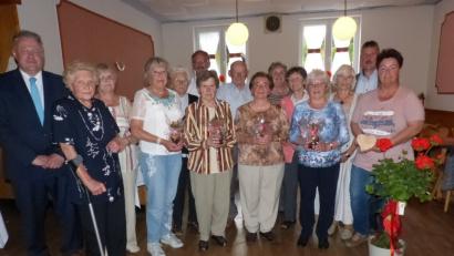 Die geehrten Gründungsmitglieder mit Ladnrat Richard Reisinger (links) und 1. VorsitzenderMichaela Ruck sowie Bürgermeister Reiner Pickel (1.und 2. von rechts)