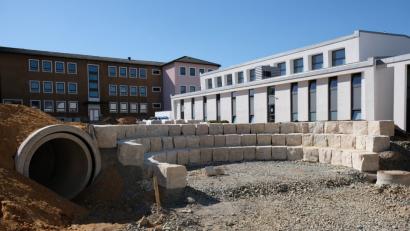 Das "Amphitheater" der Schule nimmt Gestalt an. Es soll als Klassenzimmer im Freien dienen.  	Bild: do