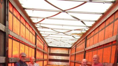Nach dem Verladen von 11.5 Tonnen Kartoffeln gönnten sich die freiwilligen Helfer Gustl Hoffmann, Simon Melzner, Klaus Fiebig, Norbert Busch und Jadranko Krsco, der kroatische Fahrer des LKW (von links), eine kurze Verschnaufpause.