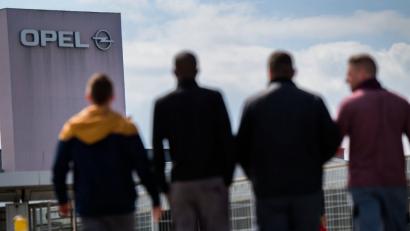 Opel verordnet sich bei den umstrittenen Abfindungen für Mitarbeiter eine Denkpause. 400 Leute können den Angaben nach gehen.	Bild: Andreas Arnold/dpa