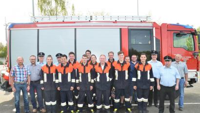 Erstmals einer Leistungsprüfung stellten sich (von links in Schutzanzügen) Anna Hanauer, André Hölzel, Jonas Schmid, Stefan Müller, Theresa Hanauer, Christian Zintl, Michael Müller, Maximilian Fuchs und Maria Hösl in zwei Gruppen.       Bild: fjo