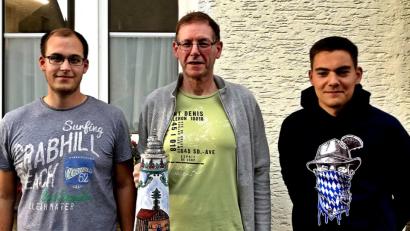 Ehrung zum neuen Ehrenmitglied ist Sepp Klein (m) vom 1. Vorsitzenden Benjamin Hoesl (li) und 2. Vorsitzenden Toni Forster (re) ausgezeichnet worden.