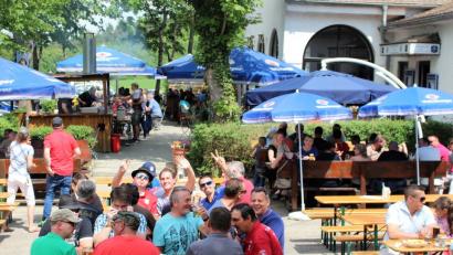 Fast so schön wie Vaterwerden: die Biergartensaison ist eröffnet. (Bild: dwi)