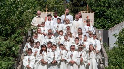 Die Erstkommikanten mit Pfarrer Roland Klein (obere Reihe rechts), Gemeindereferentin Stefanie Seufert-Wolf (links daneben), Pfarrpraktikant Christian Gerl (darüber) und Diakon Markus Weinländer (links)