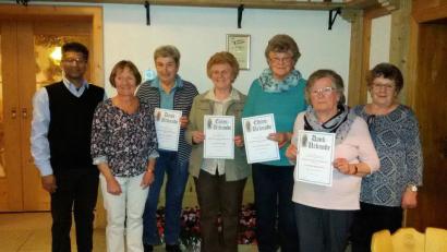 Für ihre langjährige Mitgliedschaft im Mütterverein dankten Pfarrer Joseph und die Vorsitzenden Monika Seidel (von links) und Irene Hasenfürter (rechts), Martha Höfer und Marianne Etterer (Vierte und Fünfte von links). Für ihre langjährige Mitarbeit in der Vorstandschaft wurden Lucia Schmidt (Dritte von links) und Hilde Wildenauer (Zweite von rechts) ausgezeichnet.
﻿