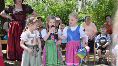 Die Kindergartenkinder waren, passend in Dirndln und Lederhosen, zum Frühlingsfest gekommen.  	Bild: wku