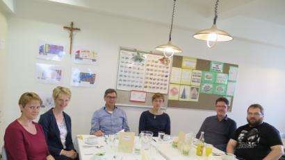 Die beiden Fachlehrerinnen Evi Scharf und Kathrin Kohl (von links) hatten die Lehrkräfte Thomas Fütterer, Mathias Frischholz, Gertraud Burkhardt und Hermann Daubenmerkl (von rechts) zum Prüfungsessen eingeladen.