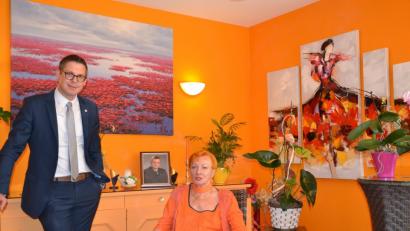Irene Markgraf und Florian Prosch nehmen das Porträt des Stifters Rainer Markgraf in die Mitte. 	Bild: wüw