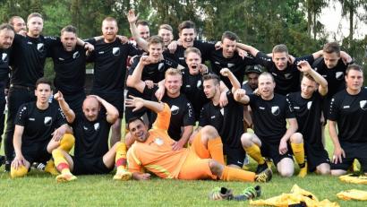 Zufrieden und glücklich: Die SpVgg Windischeschenbach gewann am Freitagabend mit 4:2 gegen die SpVgg Neustadt/Kulmm und ist damit die Meisterschaft in der A-Klasse West nicht mehr zu nehmen.  	Bild: A. Schwarzmeier