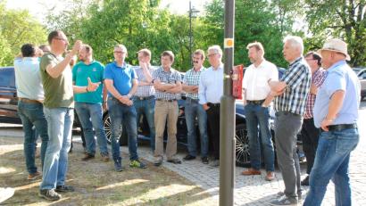Der Gemeinderat von  Freudenberg mit Bürgermeister Alwin Märkl (4. von rechts) bei der Beurteilung eines Standortes für Hinweisschilder auf Gewerbetreibende vor Ort.