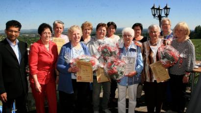Pfarrer Joseph und Vorsitzende Anna Koller (von links) bedankten sich für die langjährige Mitgliedschaft bei den Geehrten. Als Dank für 55 Jahre Treue zum Frauen- und Mütterverein wurde Helga Birner (5. von rechts) zum Ehrenmitglied ernannt. Den Glückwünschen schloss sich 2. Vorsitzende Franziska Heindl (rechts) an. Bild: wro