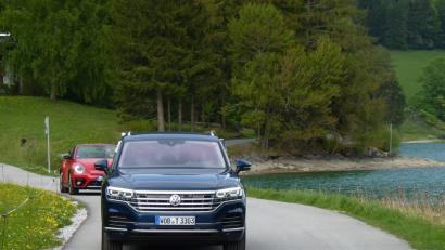 Hightech ist im neuen Touareg zuhauf zu finden. Das Flaggschiff des Konzerns übernimmt die Rolle des Phaeton und stößt in die Welt der Nobelautos vor. Allrad hat die Limousine unter den SUVs serienmäßig an Bord. Zum Start läuft ein 286 PS starker Turbodiesel vom Stapel. 6,1 Sekunden für den Standardsprint und eine Höchstgeschwindigkeit von 238 km/h stehen im Datenblatt. Da wird's nicht lange beim offiziellen Verbrauch von 6,9 Liter bleiben.  	Bild: bz