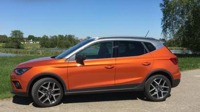 Eclipse Orange heißt diese Lackierung des Seat Arona. Das abgesetzte Dach erstrahlt in Pirineos Grau.  	Bilder: bz (4)
