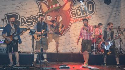 Sorgten einmal für einen tollen Abend beim 18. Hallenfest der Feuerwehr Pleußen, die Band „Bassd scho“
