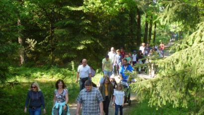 Viele Familien machen beim Wandertag an Christi Himmelfahrt mit. Idealeres Wetter können sie sich für einen gemeinsamen Ausflug kaum wünschen.  	Bild: bk