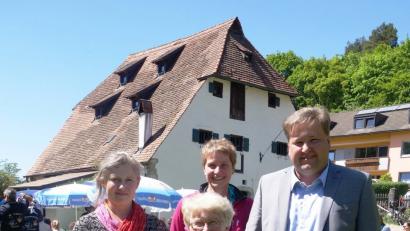 Über die zahlreichen Besucher zur Museumseröffnung freuten sich (hinten, von links) Birgitta Engelhard, Monika Breunig, Stefan Braun und Anna Maria Weiß.  	Bild: jp