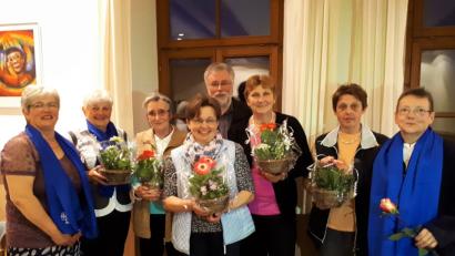 Teamsprecherin Christine Pfeiffer (links) ehrte zusammen mit Stadtpfarrer Edmund Prechtl Marianne Fuchs (Dritte von links) für 40 Jahre. Anneliese Lang, Maria Lober, Barbara Marzi und Eleonore Götz (von links) für drei Jahrzehnte Treue. Nicht auf dem Bild: Rosa Schmidt für ihre 60-jährige Mitgliedschaft. Neu aufgenommen wurde Christa Seifert (rechts).