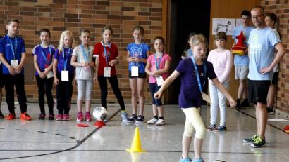 Die Kinder der Grundschule Wernberg-Köblitz beteiligen sich mit Sportlehrer  Christian Gößinger (rechts) an der "Ball-Helden-Aktion" von BLLV und Fußballverband.  	Bild: Hirsch