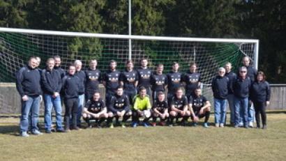 Die Mannschaft mit neuen Trikots.