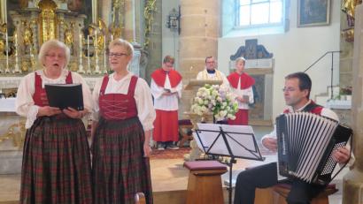 Stadtpfarrer Konrad Amschl hatte die Maiandacht am Muttertag sehr gut mit den Gesängen von Monika Fink, Sieglinde Wick und Roland Küffner (von links) abgestimmt.