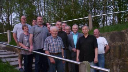 Die Wanderer halten an Ralf Menzel (Vierter von links) als Vorsitzenden fest. Die Wahlen leitet Bürgermeister Günter Kopp (Dritter von rechts).  	Bild: sat