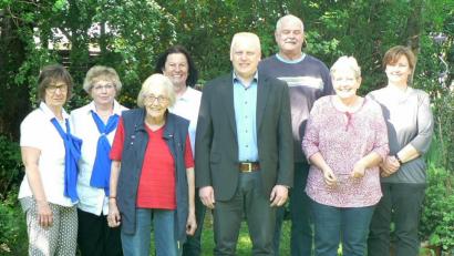 In ihrem geliebten Garten versammeln sich die Gratulanten für das Erinnerungsbild zum 85. Geburtstag von Karla Gerchau (Dritte von links). Gute Wünsche überbringen für den Katholischen Frauenbund (von links) Monika Weiß und Monika Steger, für die Marktgemeinde Bürgermeister Jürgen Kürzinger (Vierter von rechts).  	Bild: lep
