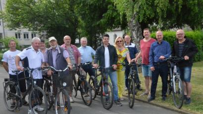 Die Christsozialen vom Hammerweg sind traditionell mit dem Fahrrad unterwegs zur Ortsbesichtigung.  	Bild: Kunz