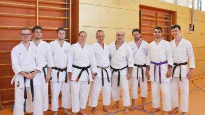 Karateka aus dem Dojo Vohenstrauß trainieren mit Helmut Körber (Mitte), um sich hoffentlich noch in diesem Jahr den nächsthöheren Gürtel umschnüren zu dürfen.  	Bild: dob