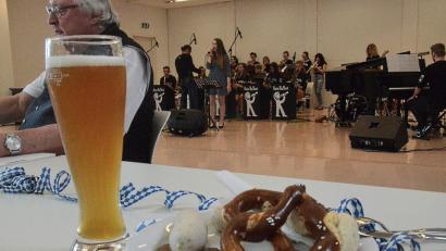 Ein zünftiges Weißwurstfrühstück hält Leib und Seele zusammen - sowie Ehemalige und jetzige Schüler. 	Bild: Kunz